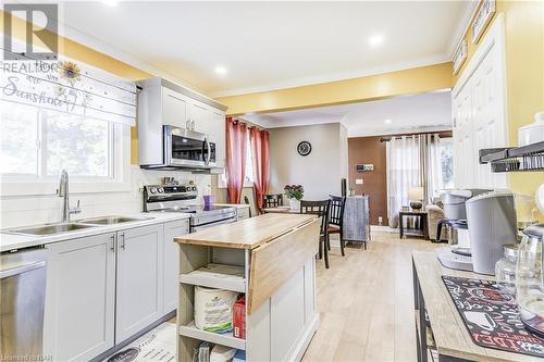 6325 Doreen Drive, Niagara Falls, ON - Indoor Photo Showing Kitchen With Double Sink