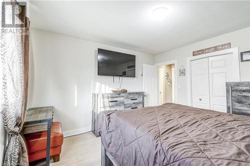 6325 Doreen Drive, Niagara Falls, ON - Indoor Photo Showing Bedroom