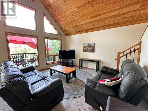 1360 Frisk Road, Christina Lake, BC - Indoor Photo Showing Living Room