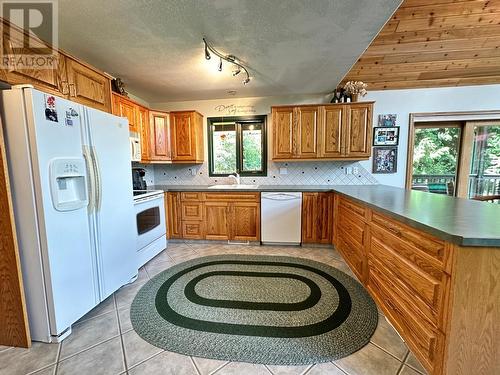 1360 Frisk Road, Christina Lake, BC - Indoor Photo Showing Kitchen