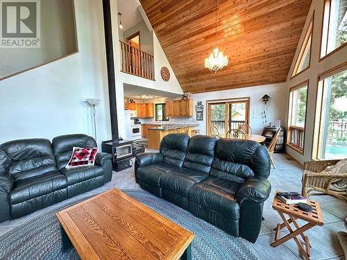 1360 Frisk Road, Christina Lake, BC - Indoor Photo Showing Living Room