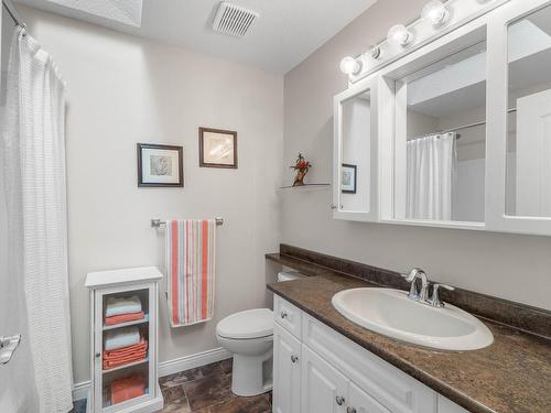 384 Melrose Place, Kamloops, BC - Indoor Photo Showing Bathroom