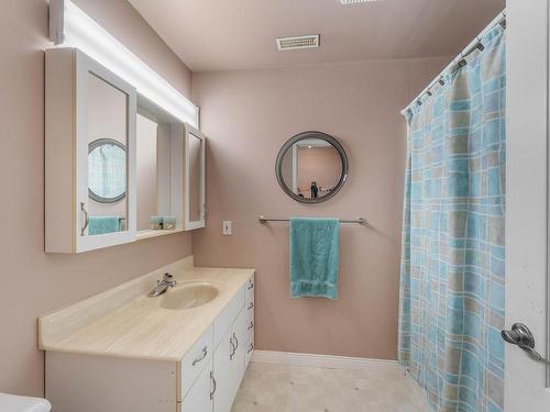 384 Melrose Place, Kamloops, BC - Indoor Photo Showing Bathroom