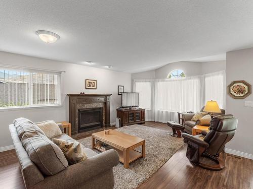 384 Melrose Place, Kamloops, BC - Indoor Photo Showing Living Room With Fireplace