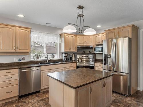 384 Melrose Place, Kamloops, BC - Indoor Photo Showing Kitchen With Double Sink