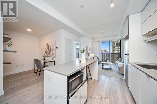 3501 - 4065 Confederation Park, Mississauga (City Centre), ON - Indoor Photo Showing Kitchen With Double Sink