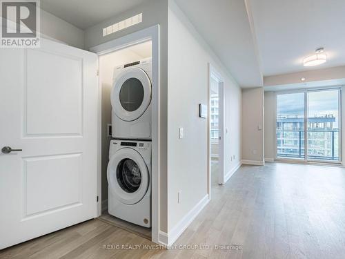 818 - 3220 William Coltson Avenue, Oakville, ON - Indoor Photo Showing Laundry Room