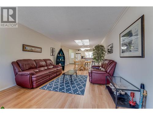 1832 47 Avenue, Vernon, BC - Indoor Photo Showing Living Room