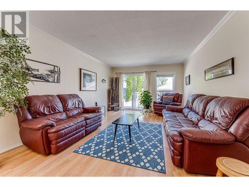 1832 47 Avenue, Vernon, BC - Indoor Photo Showing Living Room