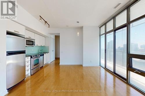 1605 - 33 Charles Street, Toronto (Church-Yonge Corridor), ON - Indoor Photo Showing Kitchen