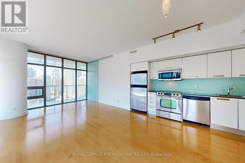 1605 - 33 Charles Street, Toronto (Church-Yonge Corridor), ON - Indoor Photo Showing Kitchen With Stainless Steel Kitchen