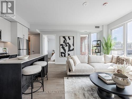 220 - 201 Brock Street S, Whitby (Downtown Whitby), ON - Indoor Photo Showing Living Room