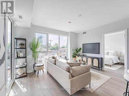 220 - 201 Brock Street S, Whitby (Downtown Whitby), ON - Indoor Photo Showing Living Room