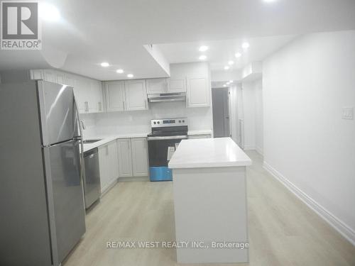 110 Cupola Crescent, Vaughan, ON - Indoor Photo Showing Kitchen With Stainless Steel Kitchen With Upgraded Kitchen