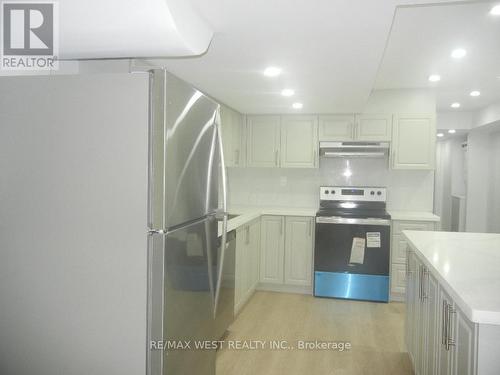 110 Cupola Crescent, Vaughan, ON - Indoor Photo Showing Kitchen With Upgraded Kitchen