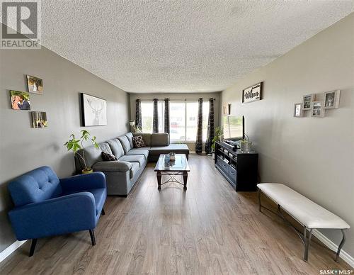 342 7Th Avenue Se, Swift Current, SK - Indoor Photo Showing Living Room