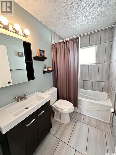 342 7Th Avenue Se, Swift Current, SK - Indoor Photo Showing Bathroom