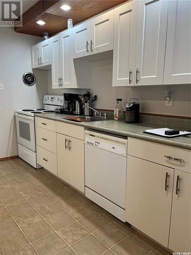 533 27Th Street E, Prince Albert, SK - Indoor Photo Showing Kitchen With Double Sink