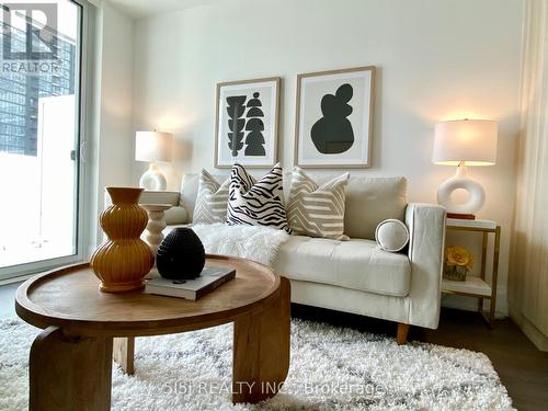 1005 - 101 Erskine Avenue, Toronto (Mount Pleasant West), ON - Indoor Photo Showing Living Room