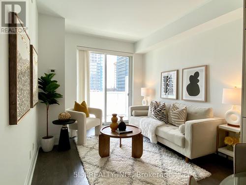 1005 - 101 Erskine Avenue, Toronto (Mount Pleasant West), ON - Indoor Photo Showing Living Room