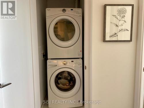 1005 - 101 Erskine Avenue, Toronto (Mount Pleasant West), ON - Indoor Photo Showing Laundry Room