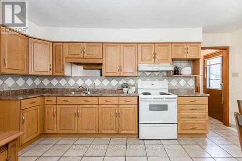 32 57Th Street S, Wasaga Beach, ON - Indoor Photo Showing Kitchen With Double Sink