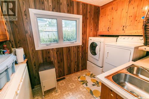 325 Alberta Avenue, Kerrobert, SK - Indoor Photo Showing Laundry Room