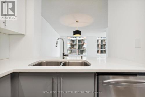 418 - 942 Yonge Street, Toronto (Annex), ON - Indoor Photo Showing Kitchen With Double Sink