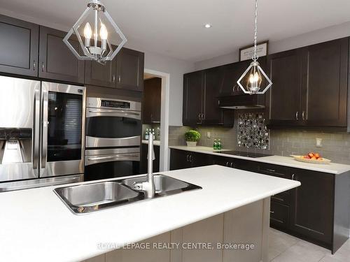 557 Daniel Clarke Way, Oakville, ON - Indoor Photo Showing Kitchen With Double Sink With Upgraded Kitchen