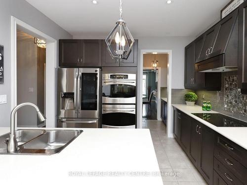 557 Daniel Clarke Way, Oakville, ON - Indoor Photo Showing Kitchen With Double Sink With Upgraded Kitchen