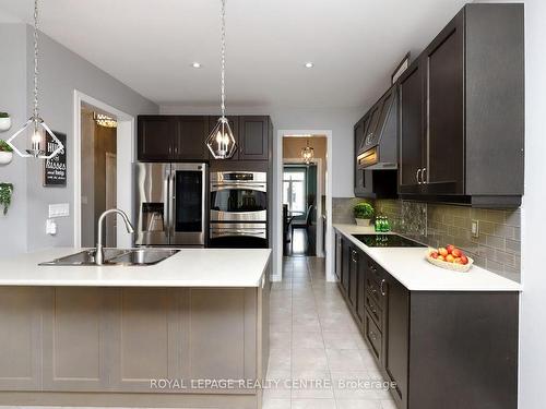 557 Daniel Clarke Way, Oakville, ON - Indoor Photo Showing Kitchen With Double Sink With Upgraded Kitchen