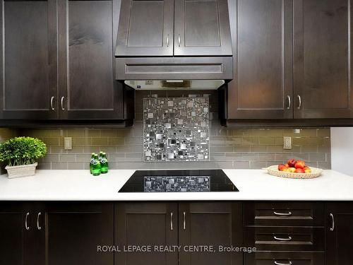 557 Daniel Clarke Way, Oakville, ON - Indoor Photo Showing Kitchen With Upgraded Kitchen