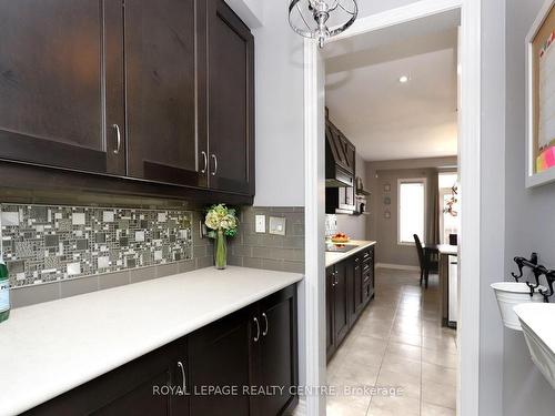 557 Daniel Clarke Way, Oakville, ON - Indoor Photo Showing Kitchen