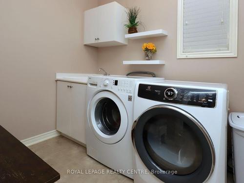 557 Daniel Clarke Way, Oakville, ON - Indoor Photo Showing Laundry Room