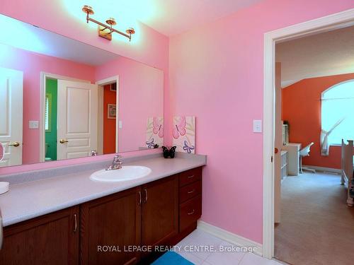 557 Daniel Clarke Way, Oakville, ON - Indoor Photo Showing Bathroom