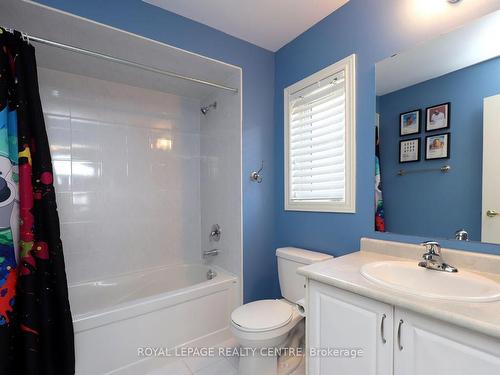 557 Daniel Clarke Way, Oakville, ON - Indoor Photo Showing Bathroom