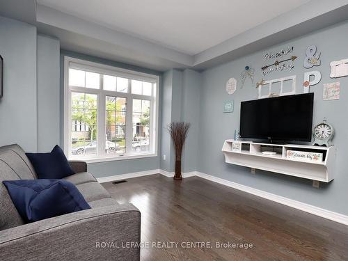 557 Daniel Clarke Way, Oakville, ON - Indoor Photo Showing Living Room