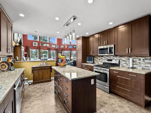 2-4436 Meadow Creek Road, Kamloops, BC - Indoor Photo Showing Kitchen With Upgraded Kitchen