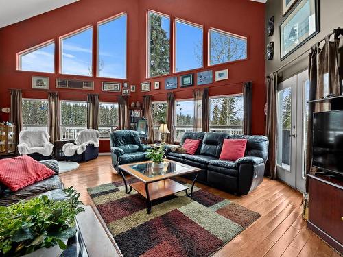 2-4436 Meadow Creek Road, Kamloops, BC - Indoor Photo Showing Living Room