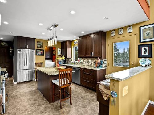 2-4436 Meadow Creek Road, Kamloops, BC - Indoor Photo Showing Kitchen