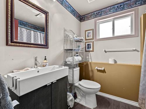 2-4436 Meadow Creek Road, Kamloops, BC - Indoor Photo Showing Bathroom