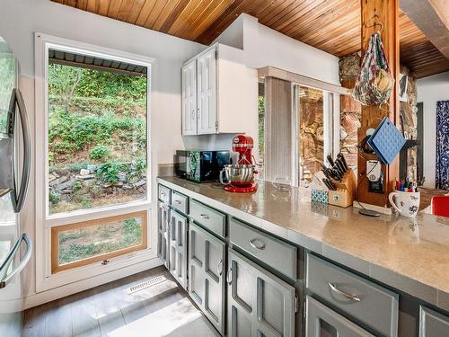 2408 11Th Avenue, Castlegar, BC - Indoor Photo Showing Kitchen