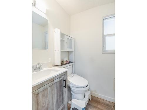 2408 11Th Avenue, Castlegar, BC - Indoor Photo Showing Bathroom