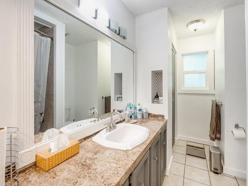 2408 11Th Avenue, Castlegar, BC - Indoor Photo Showing Bathroom