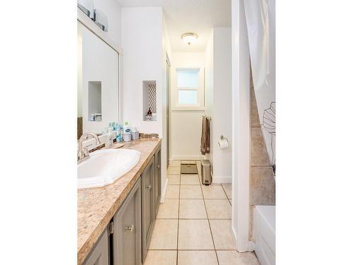 2408 11Th Avenue, Castlegar, BC - Indoor Photo Showing Bathroom