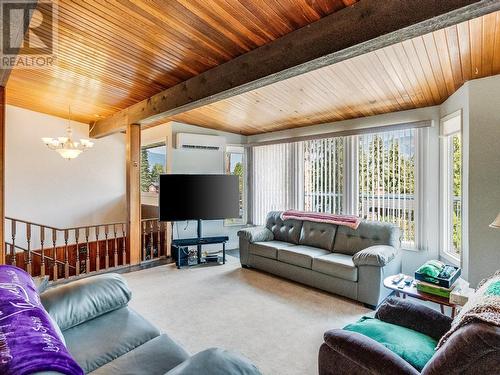 2408 11Th Avenue, Castlegar, BC - Indoor Photo Showing Living Room