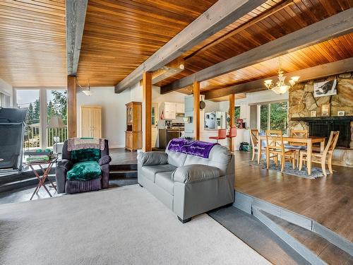 2408 11Th Avenue, Castlegar, BC - Indoor Photo Showing Living Room