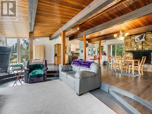 2408 11Th Avenue, Castlegar, BC - Indoor Photo Showing Living Room