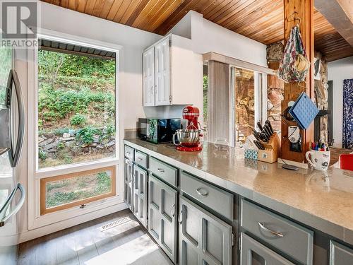 2408 11Th Avenue, Castlegar, BC - Indoor Photo Showing Kitchen