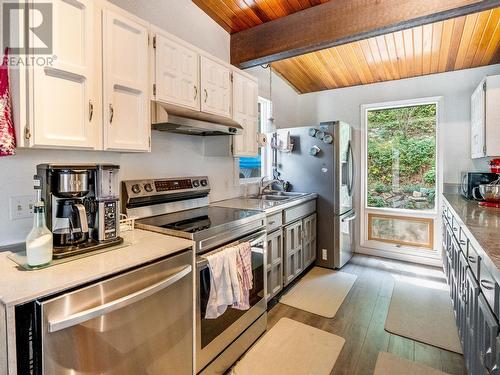 2408 11Th Avenue, Castlegar, BC - Indoor Photo Showing Kitchen With Double Sink